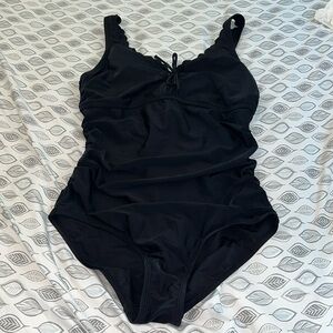 Kona Sol Women's Grommet Scallop Classic One Piece Swimsuit Size Large Black